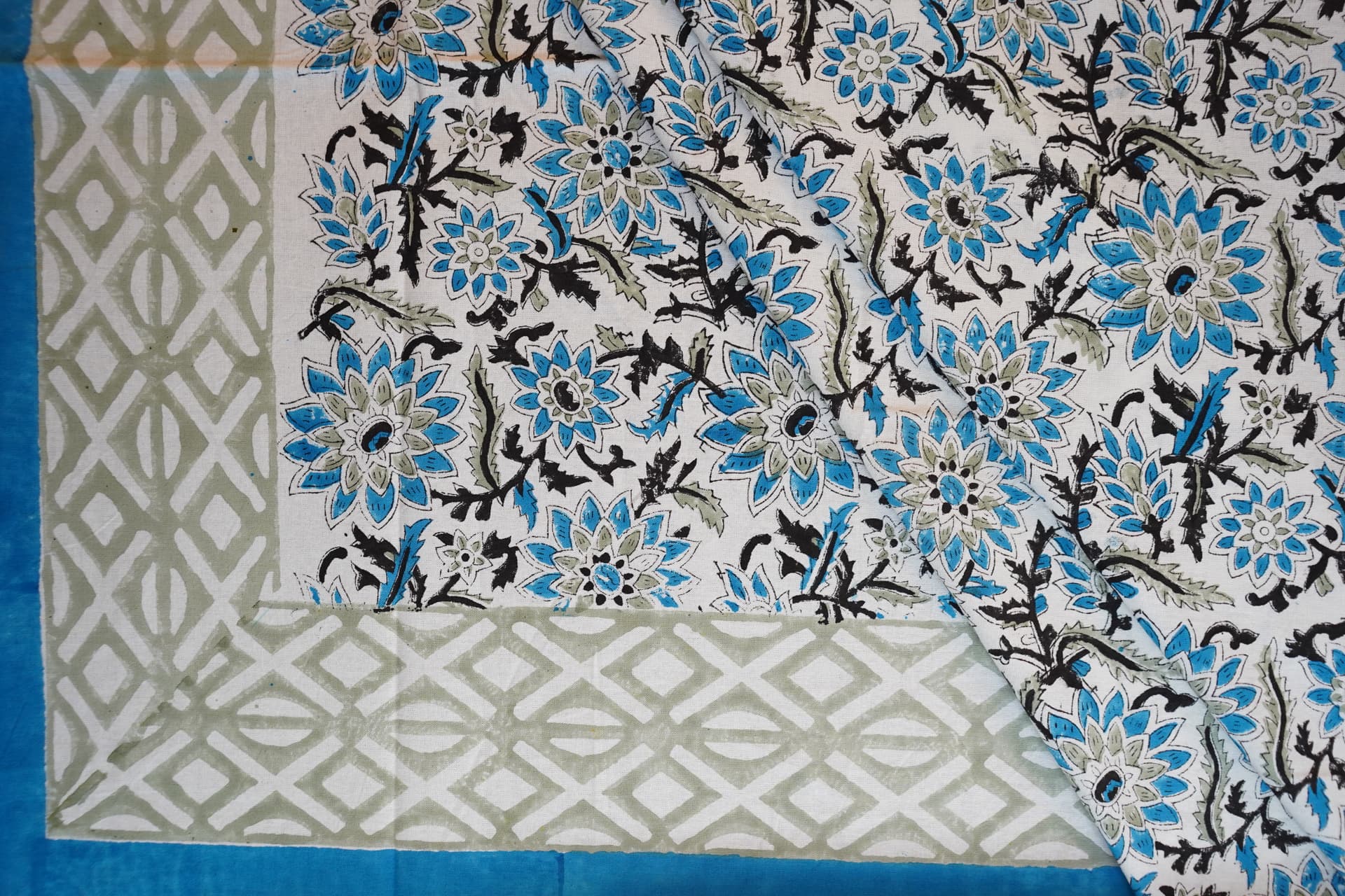 Blue Daisy table cover
