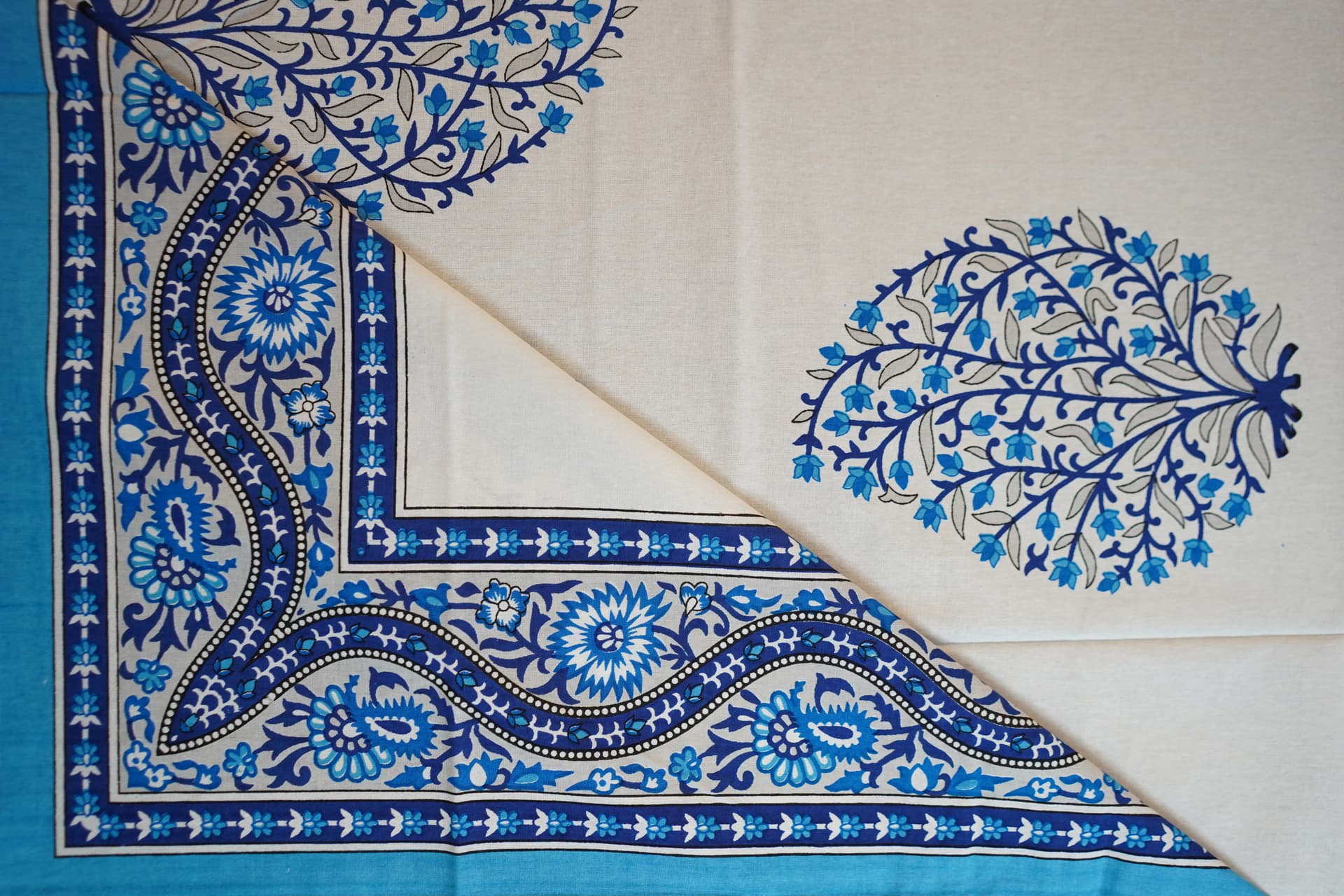 Sapphire table cover